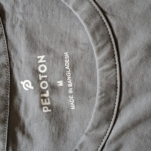 🆕️ PELOTON US STUDIO SIDE SLIT GRAY TANK - Picture 5 of 9